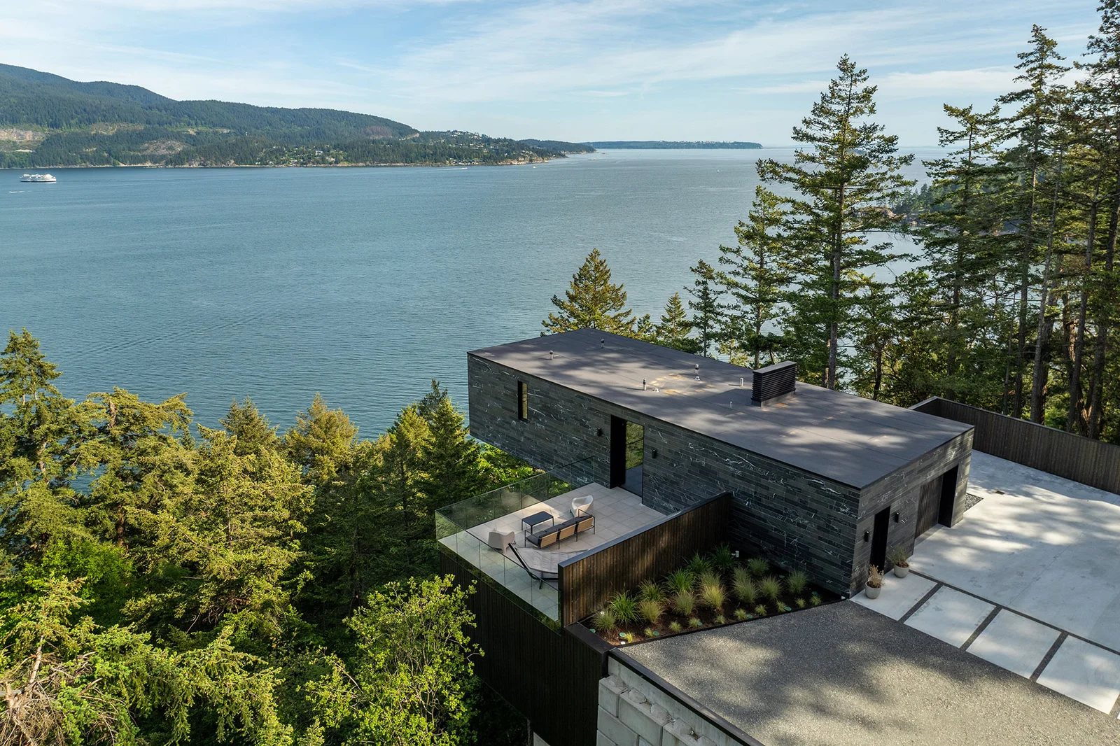 Floht Haus: A Modern Cliffside Retreat